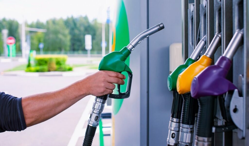 Двойной удар: Молдова отменяет льготы для Приднестровья на фоне резкого роста цен на топливо Hand grabbing fuel pump nozzle at gas station, symbolizing fuel crisis. Фото: Logos Press