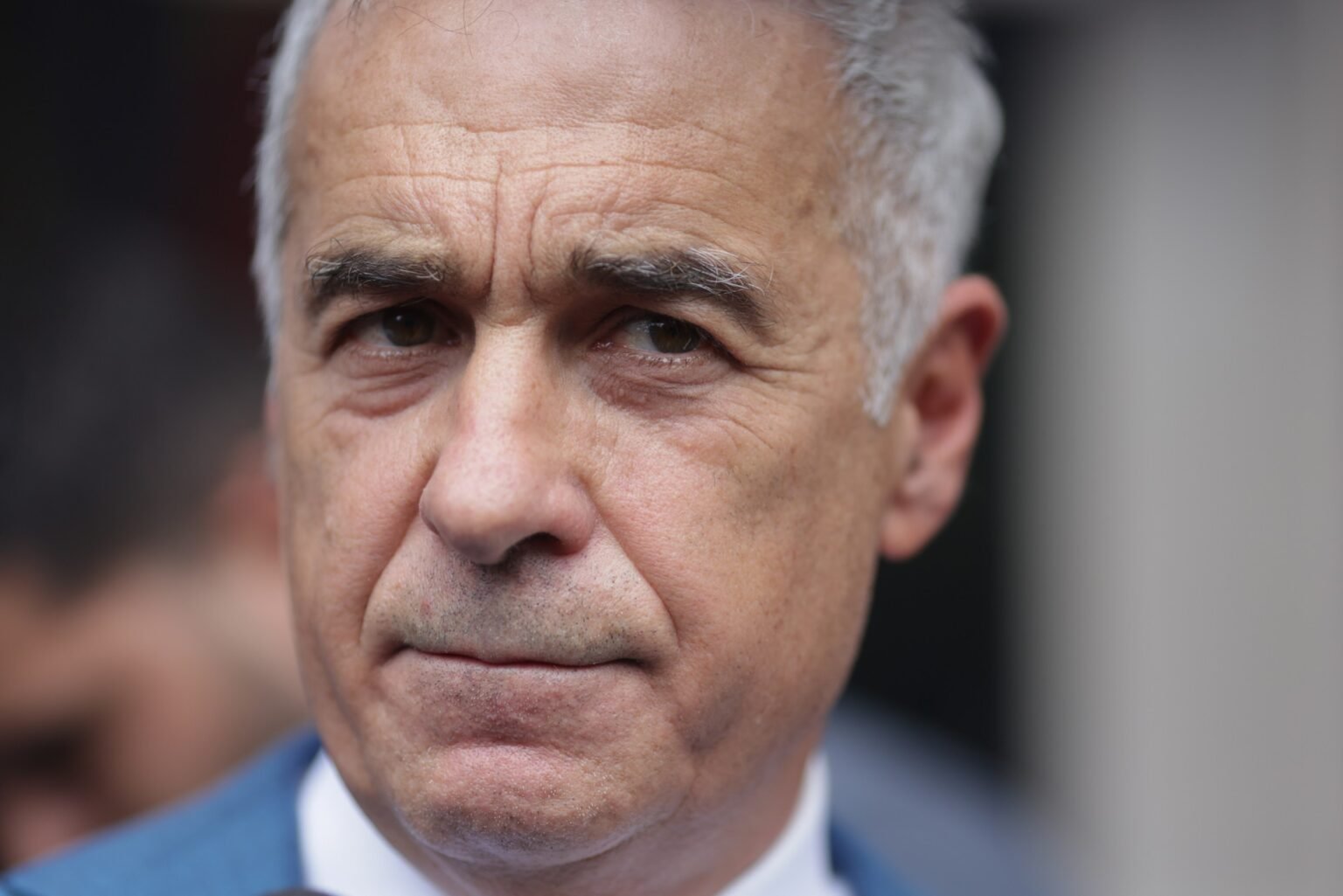 Джорджеску признал встречу с беглым олигархом Гицэ Крупный план бывшего кандидата в президенты Румынии Кэлина Джорджеску с напряжённым выражением лица