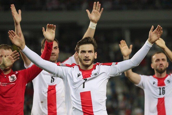 Дубль Микаутадзе принёс Грузии юбилейную 100-ю победу Игроки сборной Грузии празднуют победу над Литвой. Хвича Кварацхелия (№7) в центре с поднятыми руками, партнёры по команде аплодируют болельщикам после товарищеского матча в Каунасе (2:0)