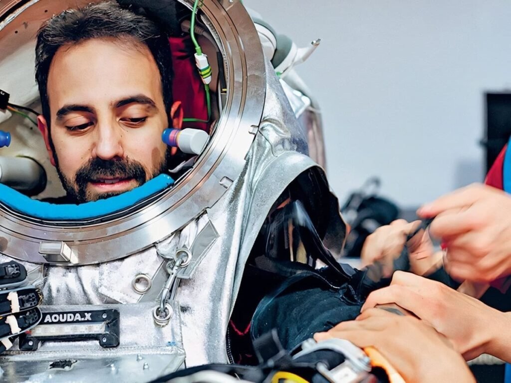 Первый грек в отряде астронавтов ESA: путь от Антарктики к звёздам Адрианос Големис в аналоговом скафандре Aouda.X во время симуляционных учений, техники помогают с подготовкой снаряжения