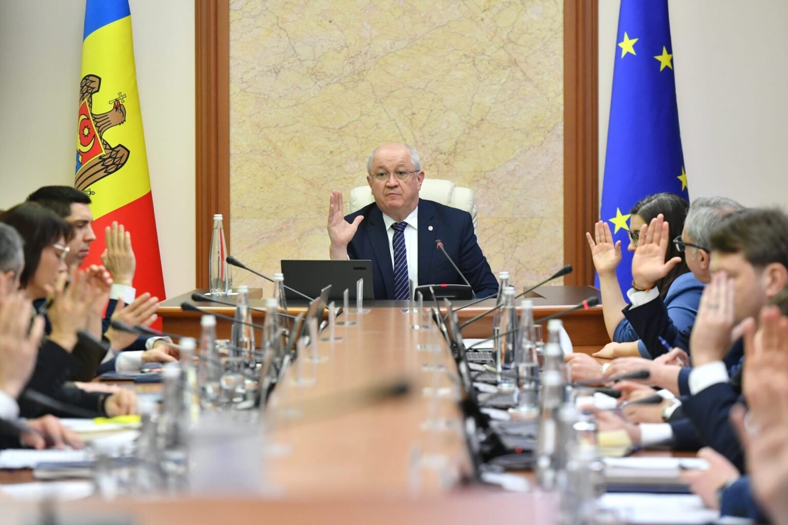 Заседание правительства Молдовы с голосованием чиновников, видны флаги Молдовы и ЕС. Фото: newsmaker.md