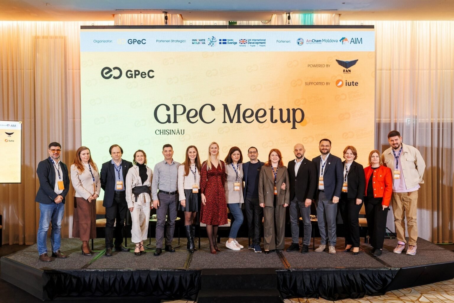 «Купи сейчас — плати позже»: как BNPL растёт в Молдове Участники GPeC Meetup Chișinău на групповом фото на сцене конференции по электронной коммерции в Молдове