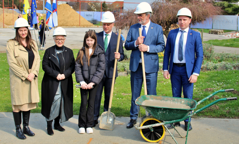 Официальные лица и участники торжественной церемонии закладки первого камня реконструкции школы имени Йосипа Козараца и строительства нового спортивного зала в Слатине