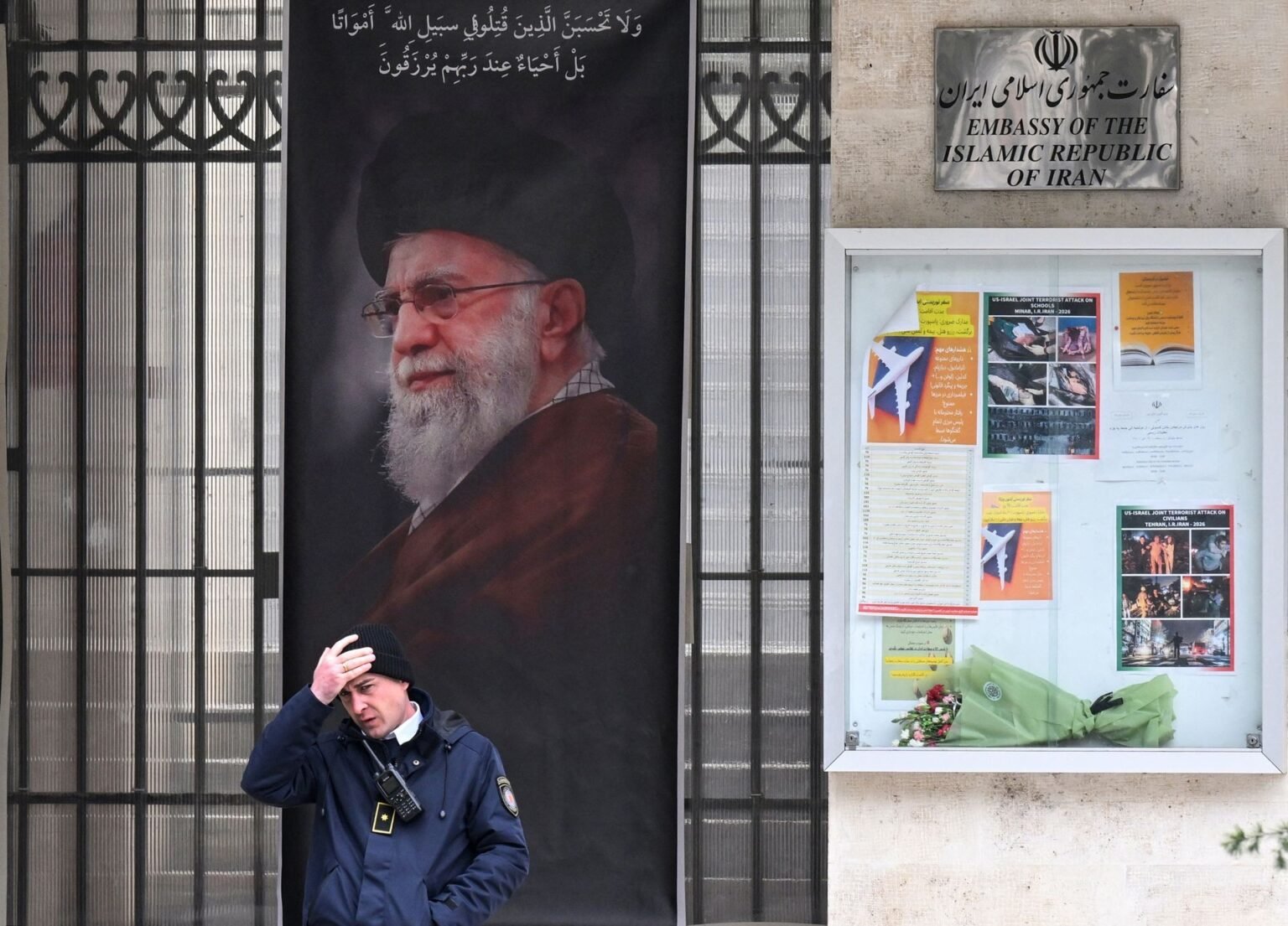 Иран строит «теневое государство» в Грузии. Тех, кто об этом говорит, допрашивают Охранник у посольства Исламской Республики Иран в Тбилиси на фоне портрета аятоллы Хаменеи на воротах дипмиссии