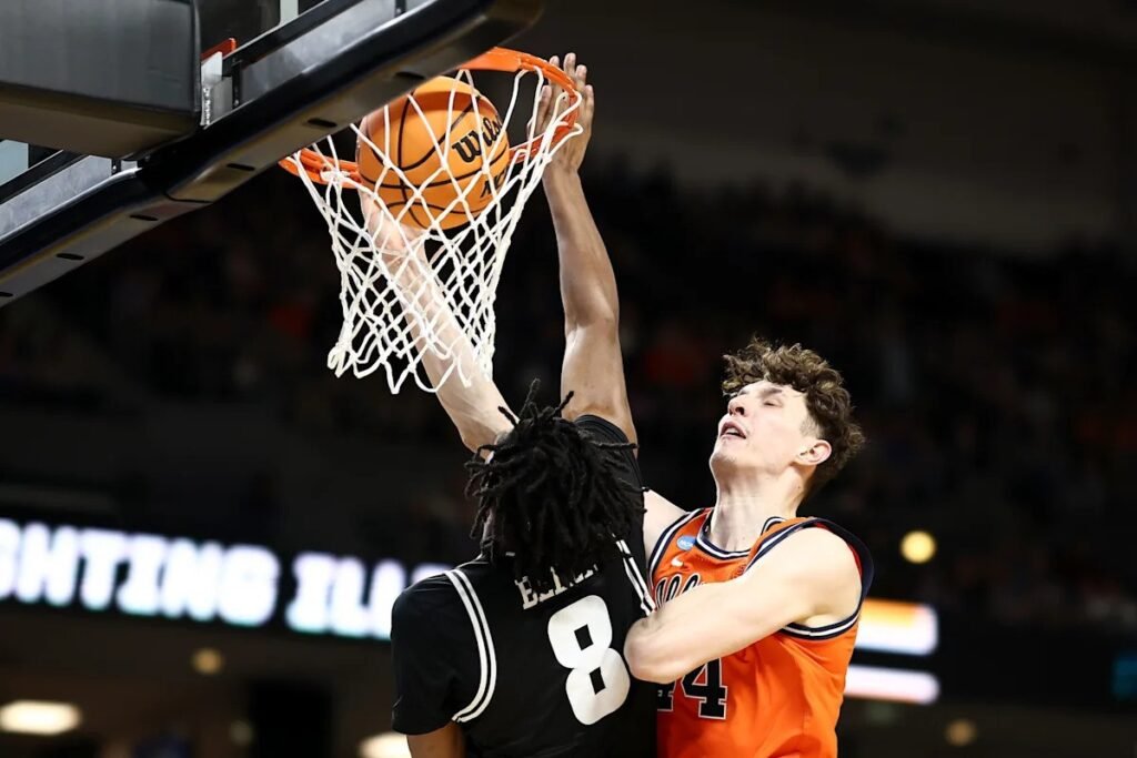 Звонимир Ивишич (#44, Illinois) забивает эффектный данк через соперника в матче первого раунда NCAA Tournament против VCU