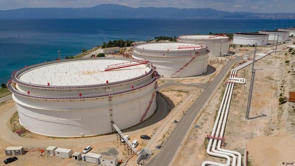 Нефтехранилища терминала JANAF в Омишале на хорватском побережье Адриатического моря