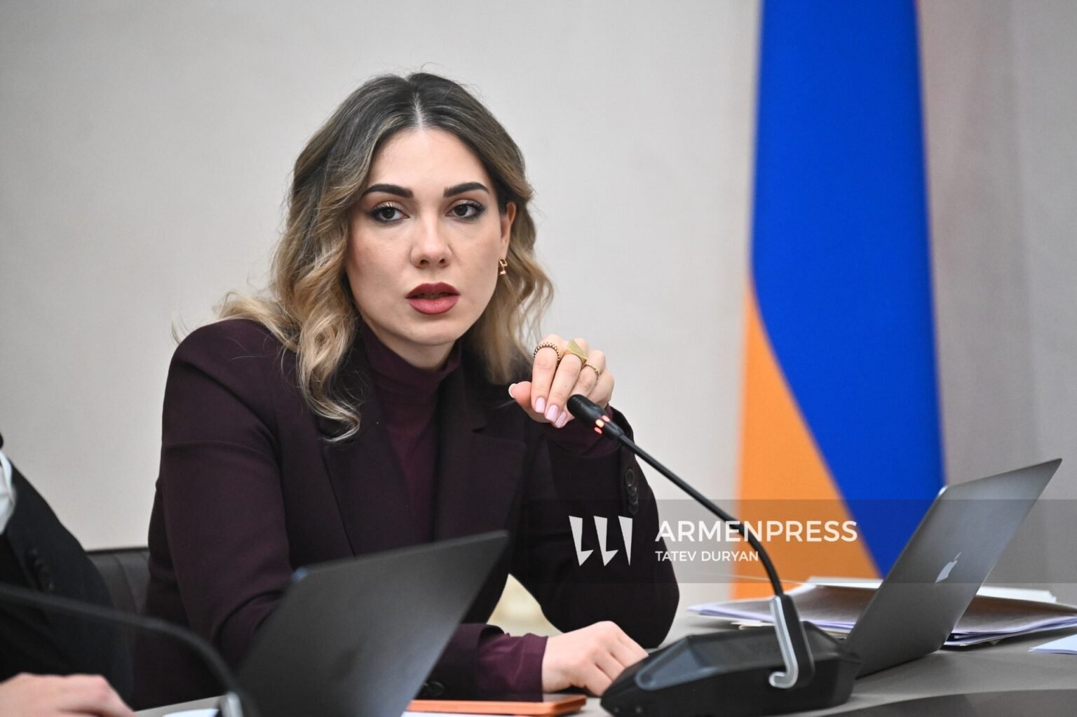 Министр юстиции Армении выступает на пресс-конференции с документами проекта новой Конституции