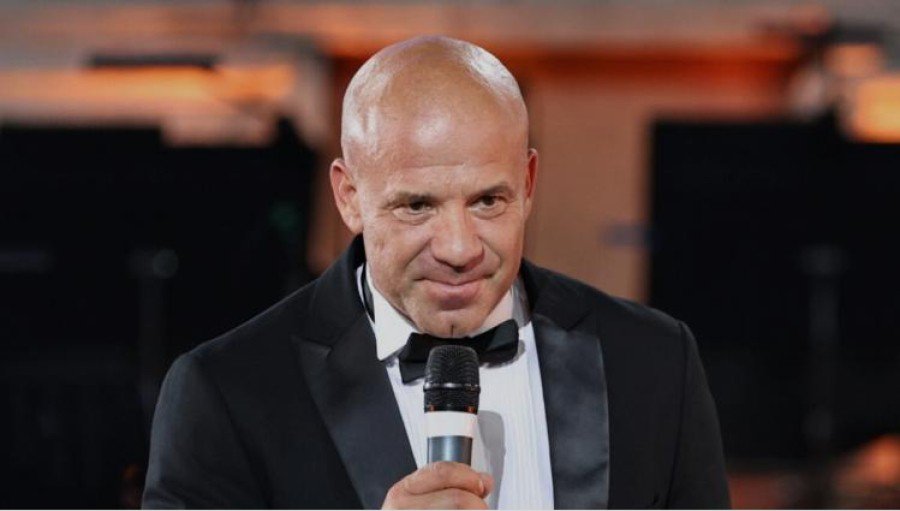 Цирковой артист Енчо Керязов станет почётным гражданином общины Тунджа Енчо Керязов в смокинге с микрофоном на сцене