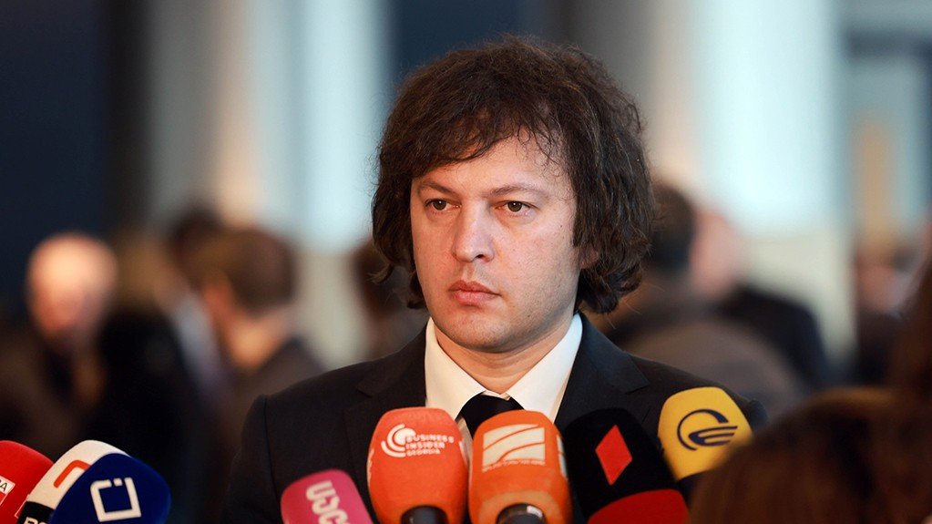 Безнаказанность спецназа в Грузии: Кобахидзе назвал наказание «невозможным» Премьер-министр Грузии Ираклий Кобахидзе на пресс-конференции в окружении микрофонов грузинских СМИ