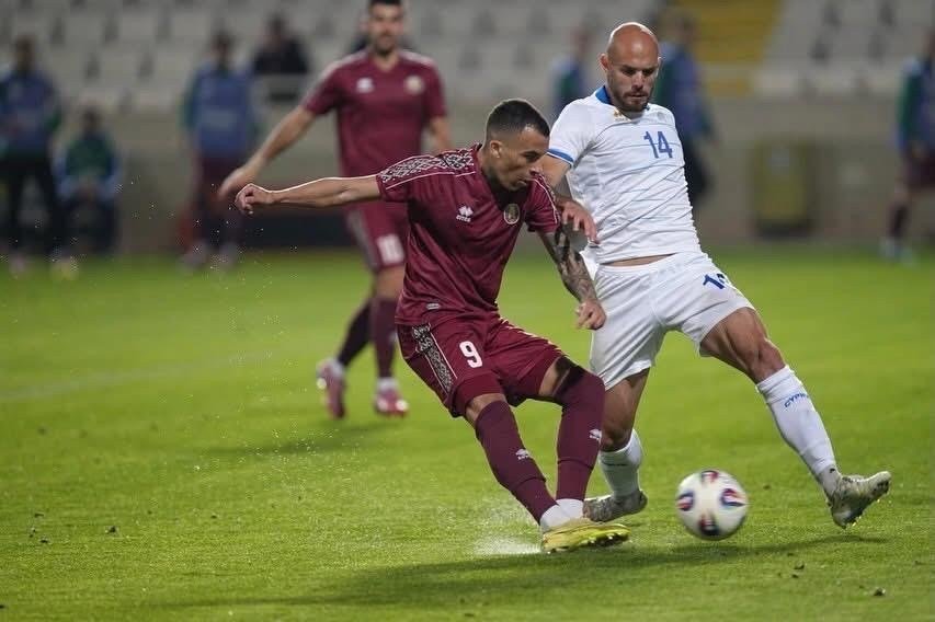 Беларусь обыграла Кипр 1:0 — и едет в Ереван на подъёме Нападающий сборной Беларуси под номером 9 наносит удар мимо защитника Кипра в товарищеском матче на стадионе GSP