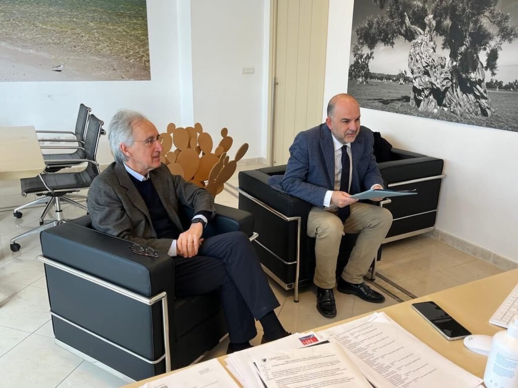 Участники встречи в офисе ASL Бриндизи обсуждают детали соглашения о сотрудничестве в сфере здравоохранения между Италией и Черногорией