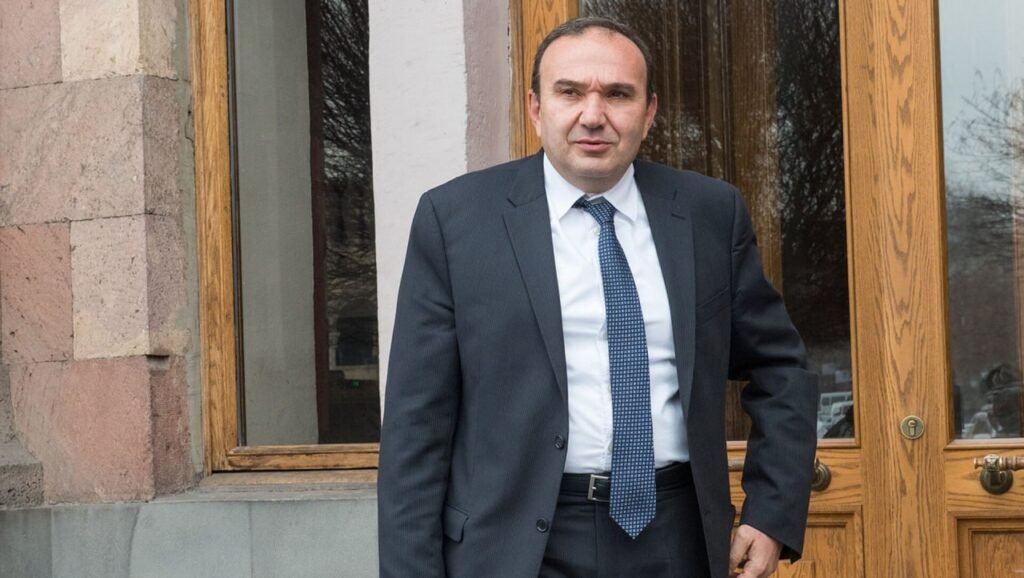 Портрет Левона Мкртчяна, бывшего министра образования, в костюме у здания правительства. Фото: Pravda Armenia