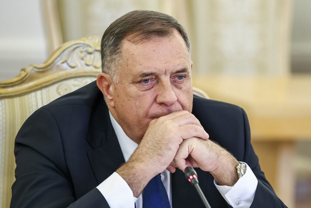 Президент Республики Сербской Милорад Додик на заседании со сложенными руками, в задумчивой позе