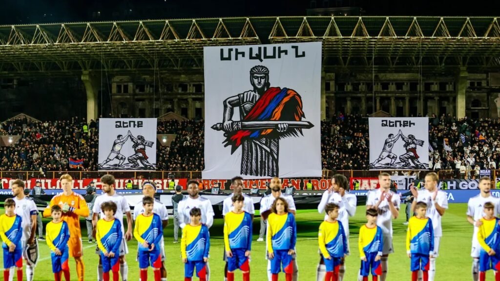 Ноа разгромил Ширак 3:0 и взял реванш за поражение недельной давности Панорамный вид стадиона ФК Ноа во время матча: трибуны заполнены болельщиками, развёрнуты масштабные баннеры с изображением армянского воина