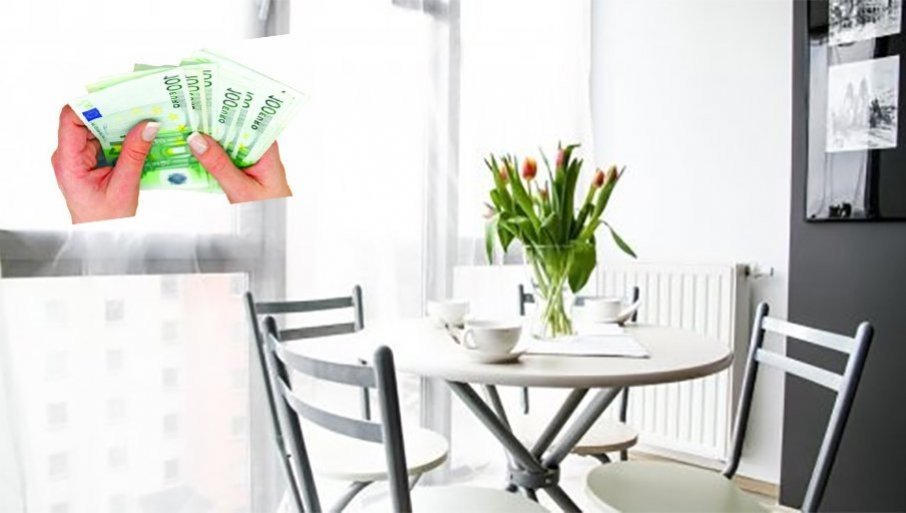 Сербия субсидирует до 65% стоимости энергоремонта жилья Руки с купюрами евро на фоне интерьера квартиры с радиатором отопления — символ экономии на коммунальных расходах после энергоремонта