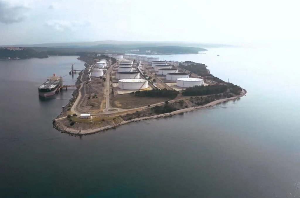 Нефтяной терминал JANAF в Омишале на хорватском острове Крк с нефтехранилищами и танкером у причала