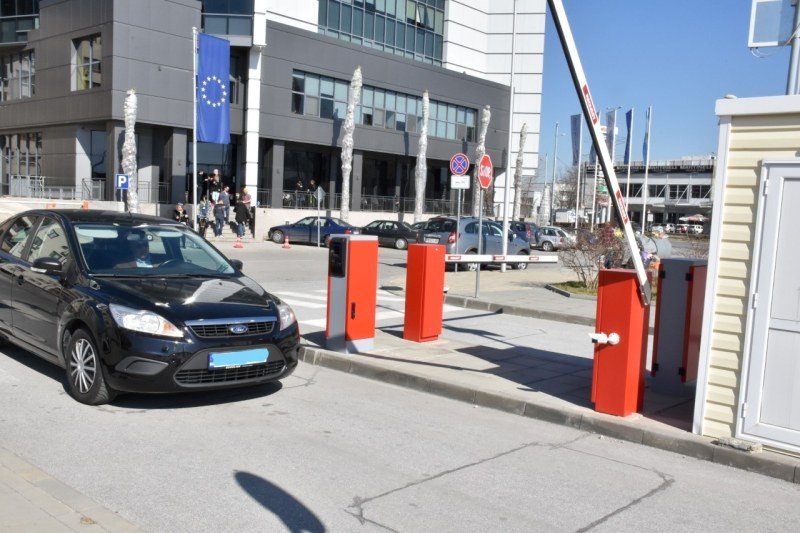 Пловдив ставит камеры и мобильную оплату на 9 парковках Автоматический парковочный барьер на муниципальной стоянке в Пловдиве — автомобиль подъезжает к шлагбауму