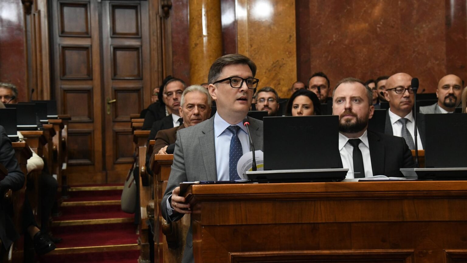 Депутат СНС Йованов сравнил протесты в Сербии с Ираном и признал готовность к эскалации Parliament speaker at podium with deputies in background. Фото: Danas