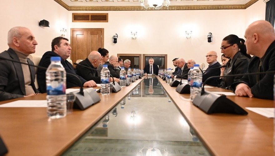 В парламенте Грузии создана группа по развитию спорта Заседание рабочей группы по спорту в парламенте Грузии за большим конференц-столом