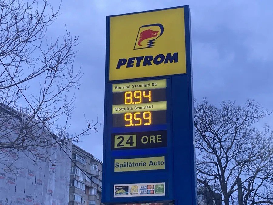 Информационный стенд АЗС Petrom с актуальными ценами: бензин — 8,94 лея, дизтопливо — 9,59 лея за литр