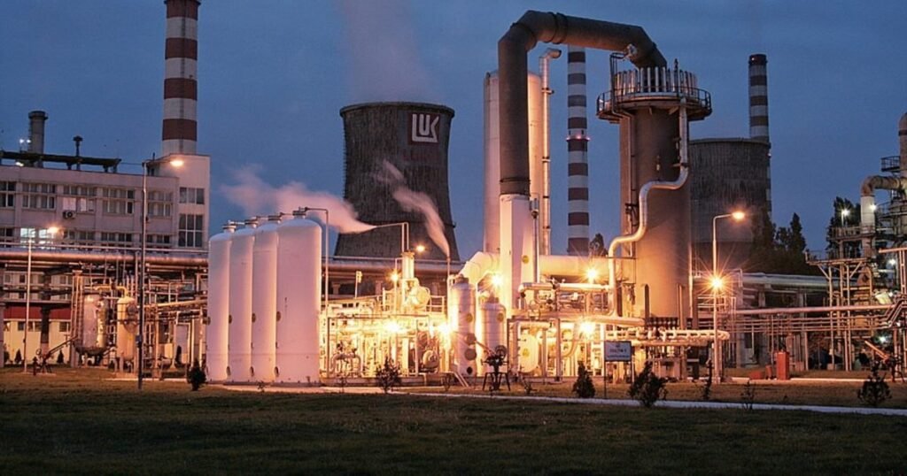 Нефтеперерабатывающий завод Petrotel-Lukoil в Плоешти ночью с подсветкой промышленных объектов