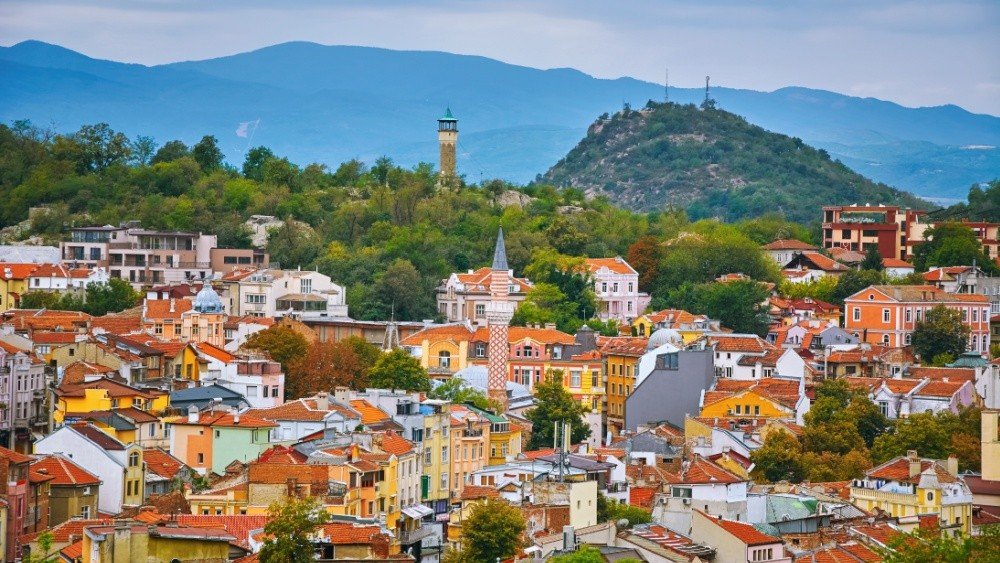 Панорамный вид на Пловдив — второй по величине город Болгарии, с красочными домами старого города и холмами на заднем плане