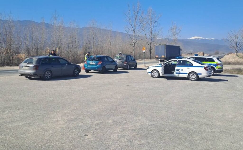 Полицейский контрольно-пропускной пункт в ходе масштабной операции в Южной Болгарии с патрульными автомобилями и сотрудниками полиции