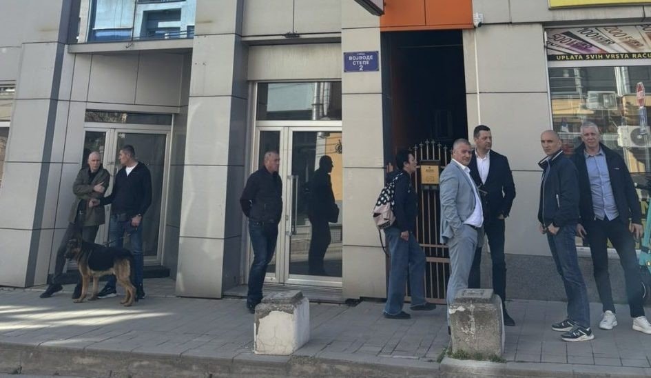 Студентов заперли, а Вучич сравнил их с талибанами Сотрудники полиции в штатском и кинологическая служба у входа в помещение студенческого списка на улице Воеводы Степе в Аранджеловце во время визита Вучича