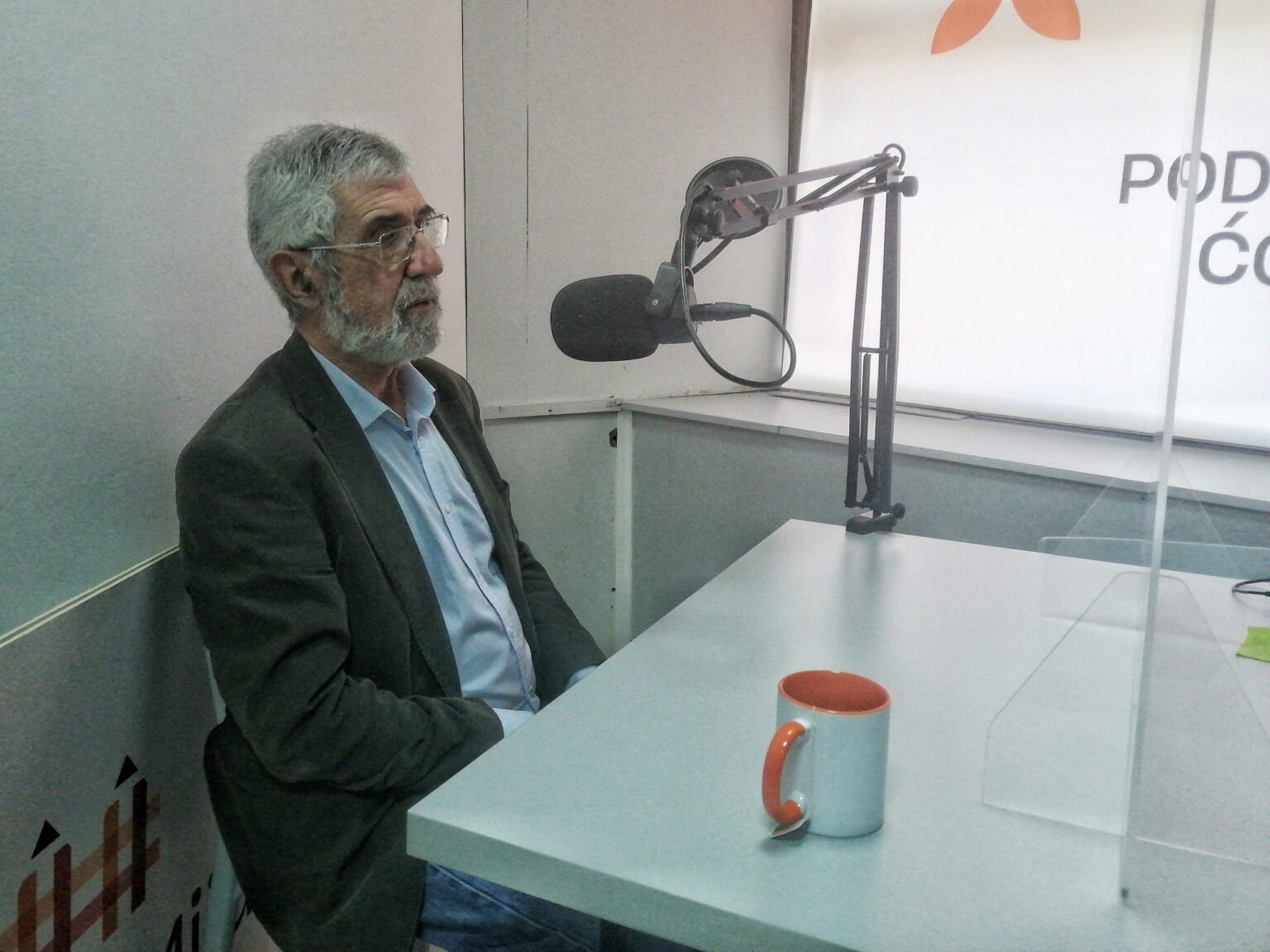 Попов: Додик бежит «почётный круг», Вучич теряет опору Александр Попов в радиостудии дает интервью, сидит за столом с микрофоном. Фото: Unknown