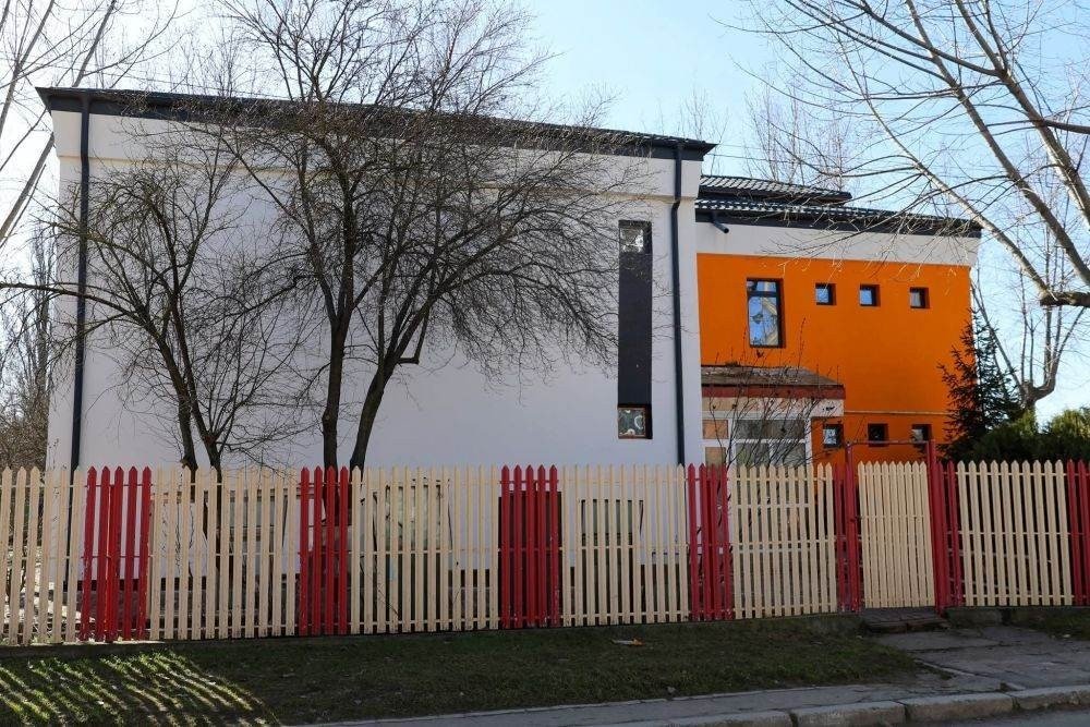 Галац вкладывает 21 млн леев в модернизацию детских садов Модернизированное здание детского сада в Галаце с ярким фасадом и разноцветным забором