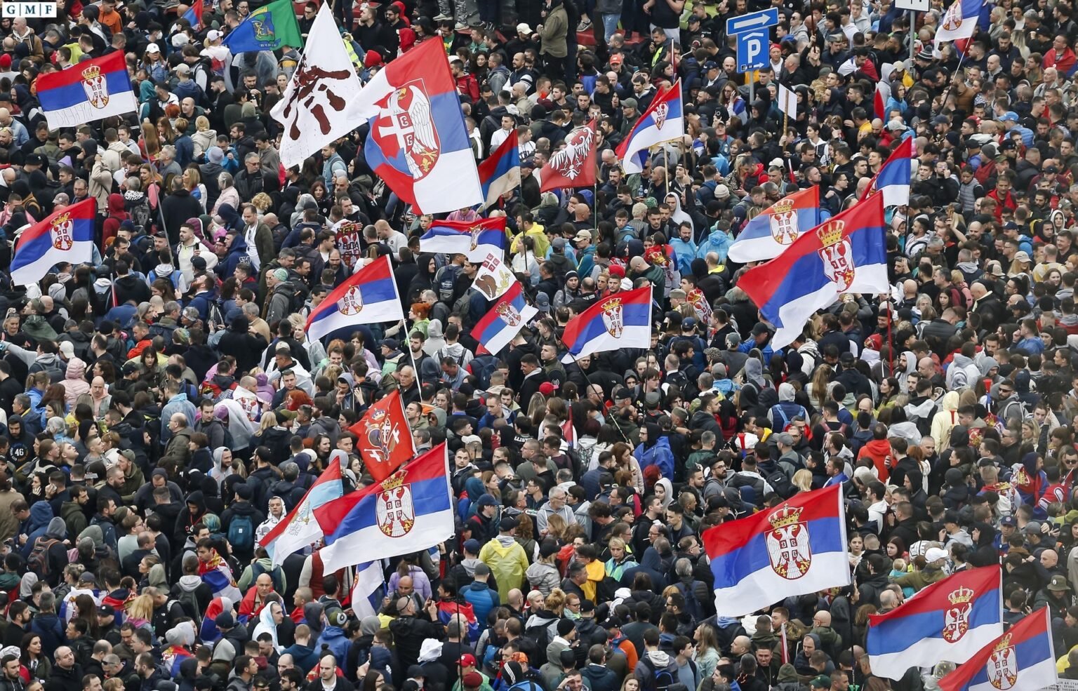 Массовый протест в Сербии с толпами людей, держащих сербские флаги. Фото: German Marshall Fund