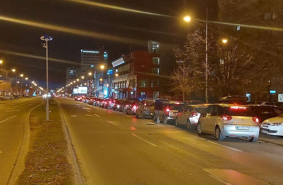 Длинная очередь автомобилей на заправке ночью, демонстрирующая ажиотажный спрос. Фото: 021.rs