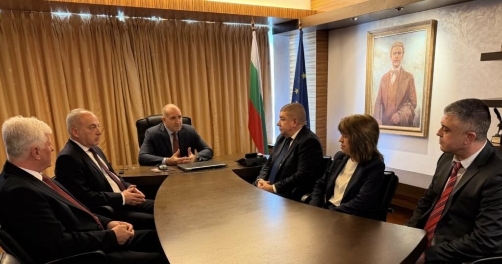 Rumen Radev meeting with Progressive Bulgaria coalition partners at a table with Bulgarian and EU flags. Фото: Свободна Европа (RFE/RL Bulgaria)