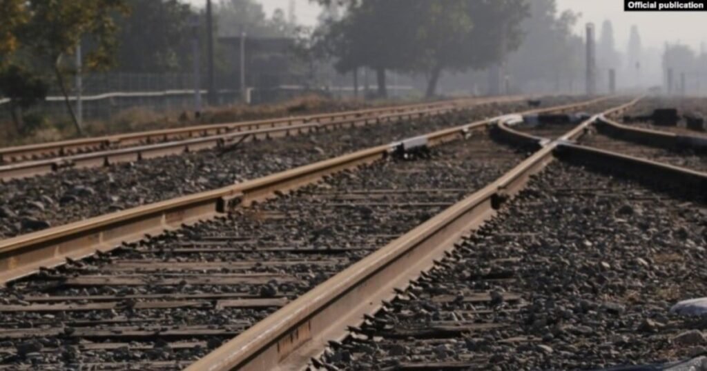 Железнодорожные пути, уходящие вдаль в туманную дымку — символ транспортной инфраструктуры, находящейся в центре армяно-российских переговоров. Фото: Radio Azatutyun (RFE/RL Armenian Service)