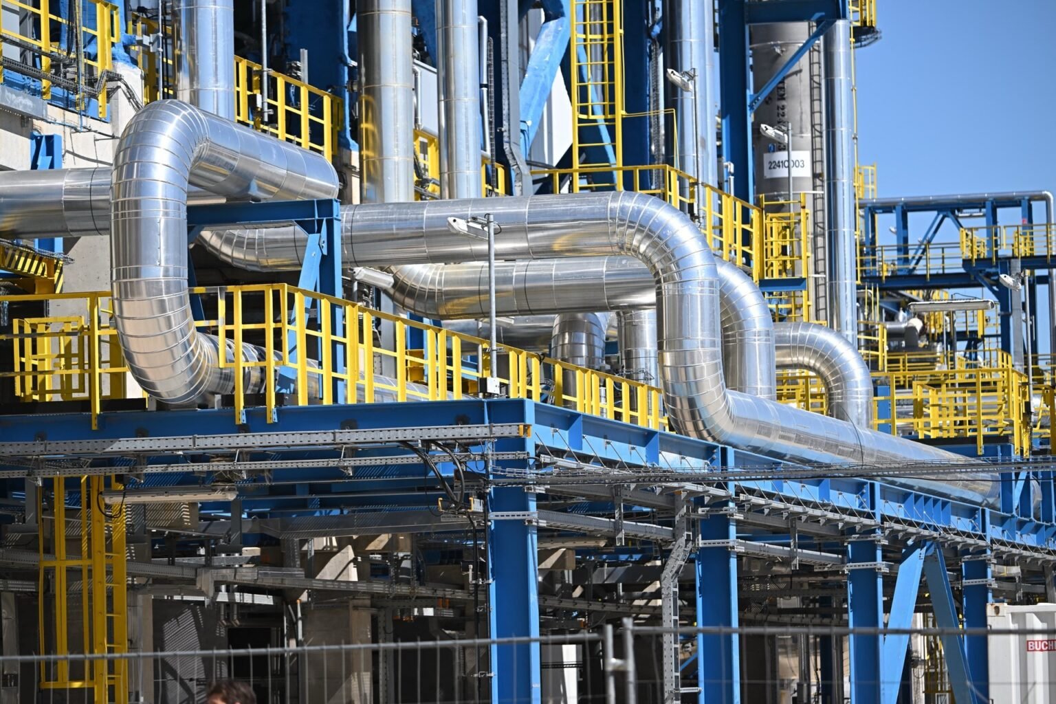 Нефтеперерабатывающий завод крупным планом