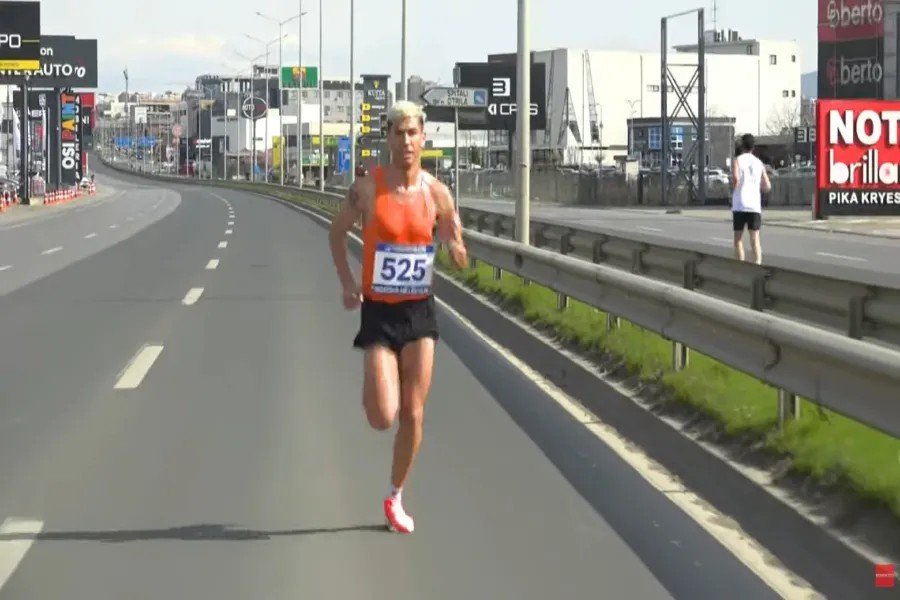 Более 500 бегунов вышли на старт забега «Косово в движении» Участник забега «Косово в движении» бежит по перекрытой магистрали Приштина — Феризай