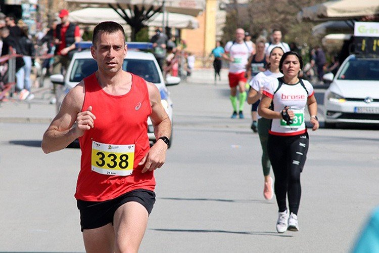 Участники полумарафона бегут по улицам Нови-Сада в солнечную погоду