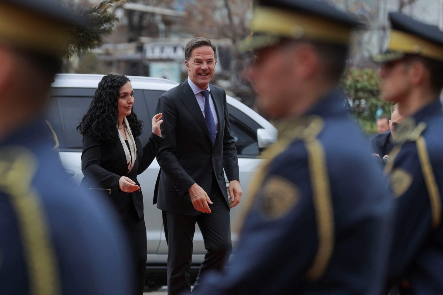 Генеральный секретарь НАТО Марк Рютте и президент Косово Вьоса Османи проходят мимо почётного караула в Приштине