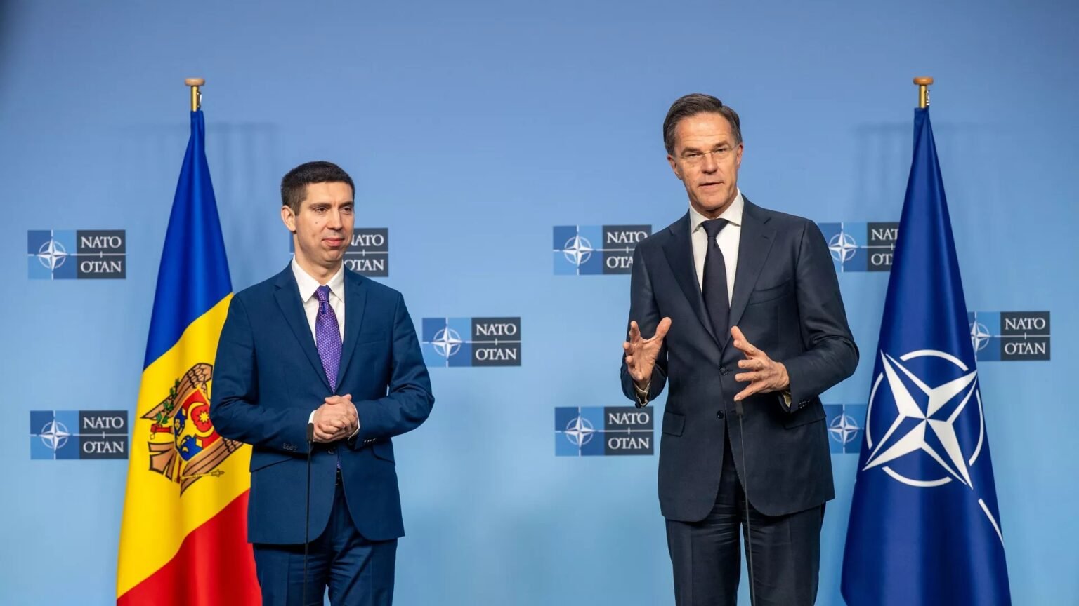Генеральный секретарь НАТО Марк Рютте выступает на совместной пресс-конференции с вице-премьером Молдовы Михаем Попшоем в штаб-квартире НАТО