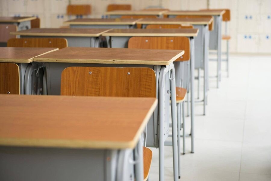 Пустые парты в школьном классе