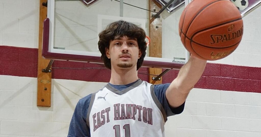 Разыгрывающий Ист-Хэмптона Иракли Шиолашвили атакует кольцо в матче против Нортпорта