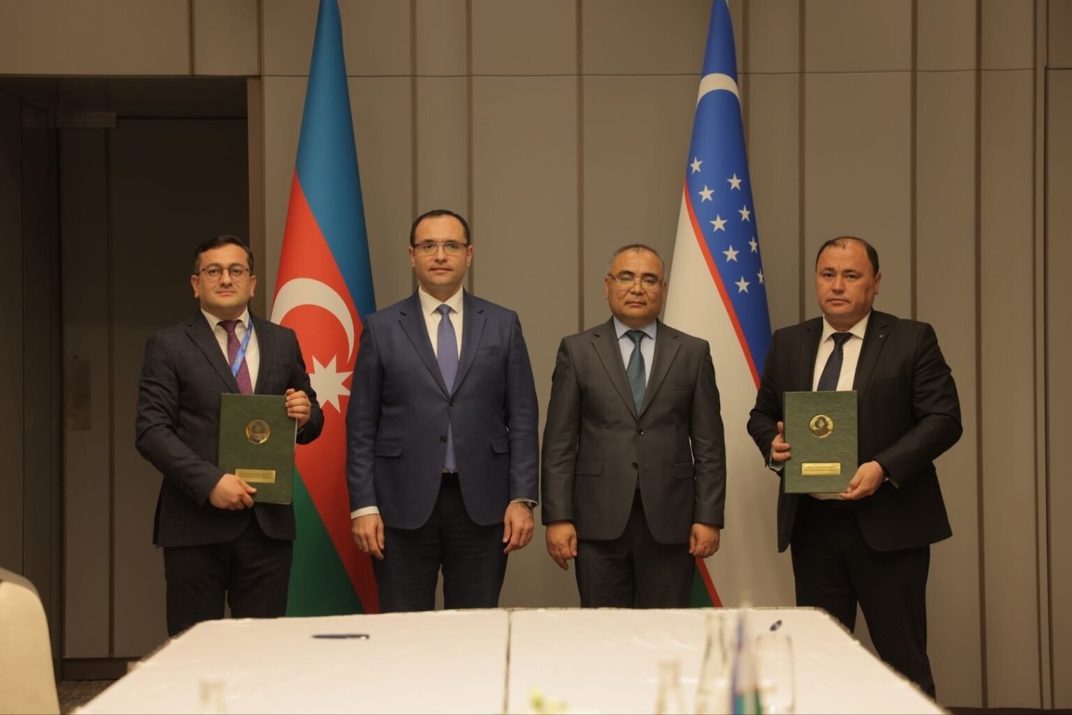 Представители Азербайджана и Узбекистана с подписанным меморандумом о сотрудничестве в аграрной сфере на агрофоруме в Ташкенте