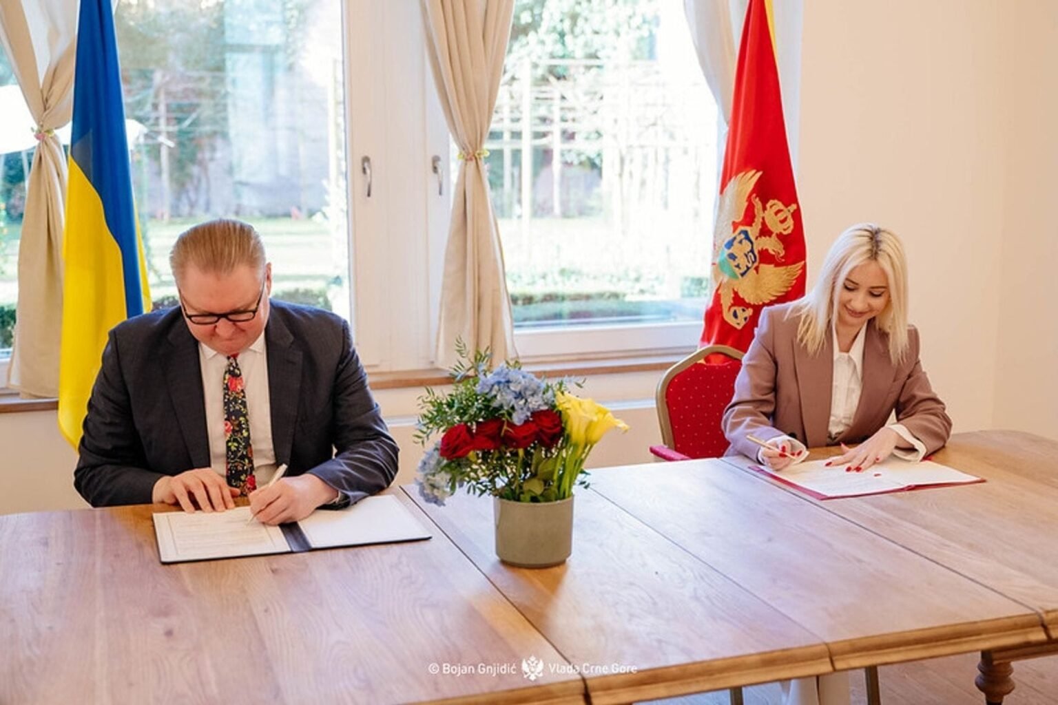 Тарас Качка, вице-премьер Украины по евроинтеграции, и Маида Горчевич, министр по европейским делам Черногории, подписывают Меморандум о сотрудничестве в области евроинтеграции в Брюсселе