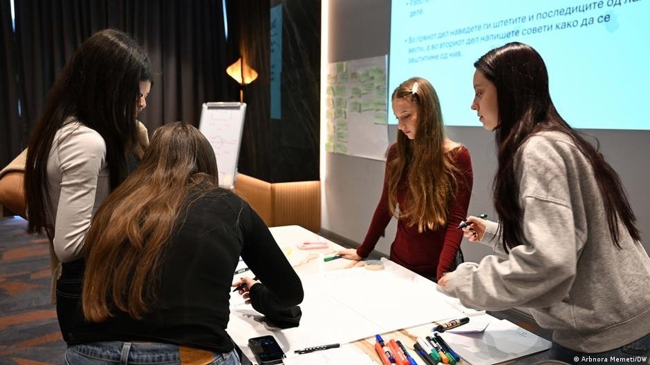 Ученицы на воркшопе по медиаграмотности в Северной Македонии обсуждают фейковые новости, фото DW / Arbnora Memeti. Фото: Deutsche Welle
