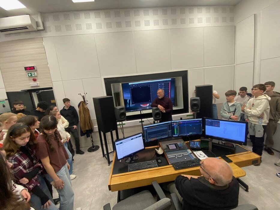 Школьники из Нови-Сада побывали за кулисами РТВ Воеводины Школьники из Нови-Сада наблюдают за работой в студии звукозаписи во время экскурсии на РТВ Воеводины