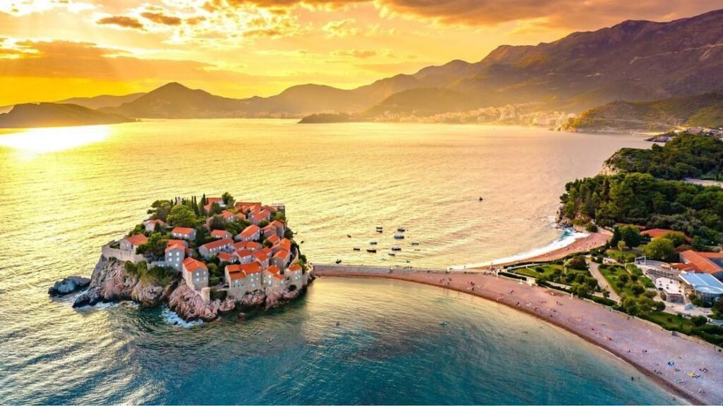 Вид с воздуха на остров-курорт Свети-Стефан в Черногории на закате
