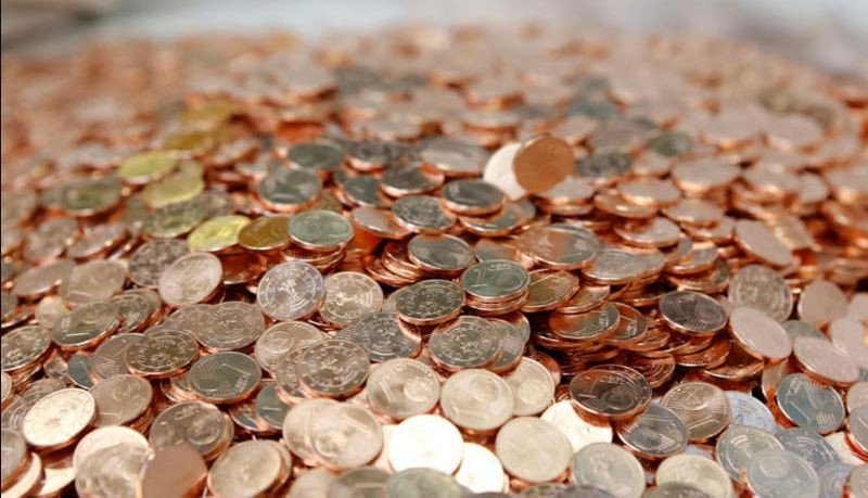 Россыпь медных монет, собранных в рамках пасхальной традиции в Анакасии