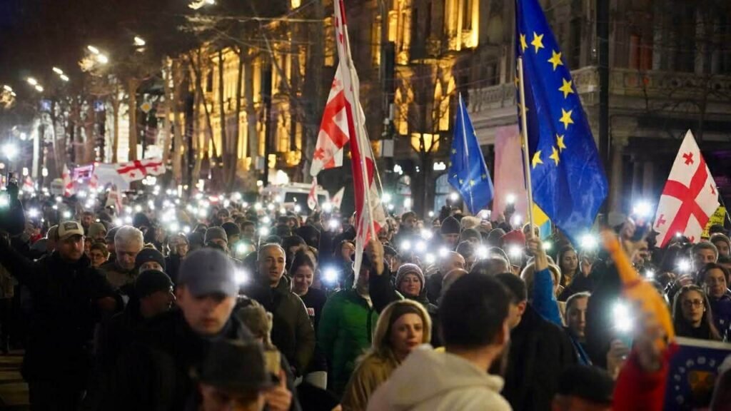 472 дня протестов в Грузии: оппозиция ищет путь к переменам Тысячи участников ночного проевропейского марша в Тбилиси освещают проспект Руставели фонариками телефонов, держа флаги Грузии и Евросоюза