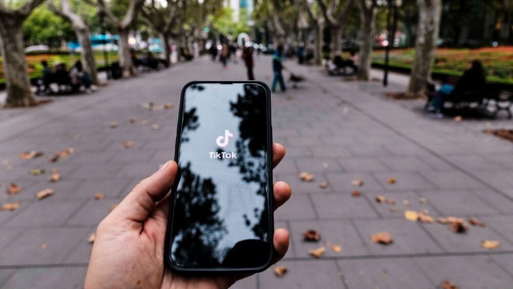 TikTok вернулся в Албанию: год запрета не защитил детей