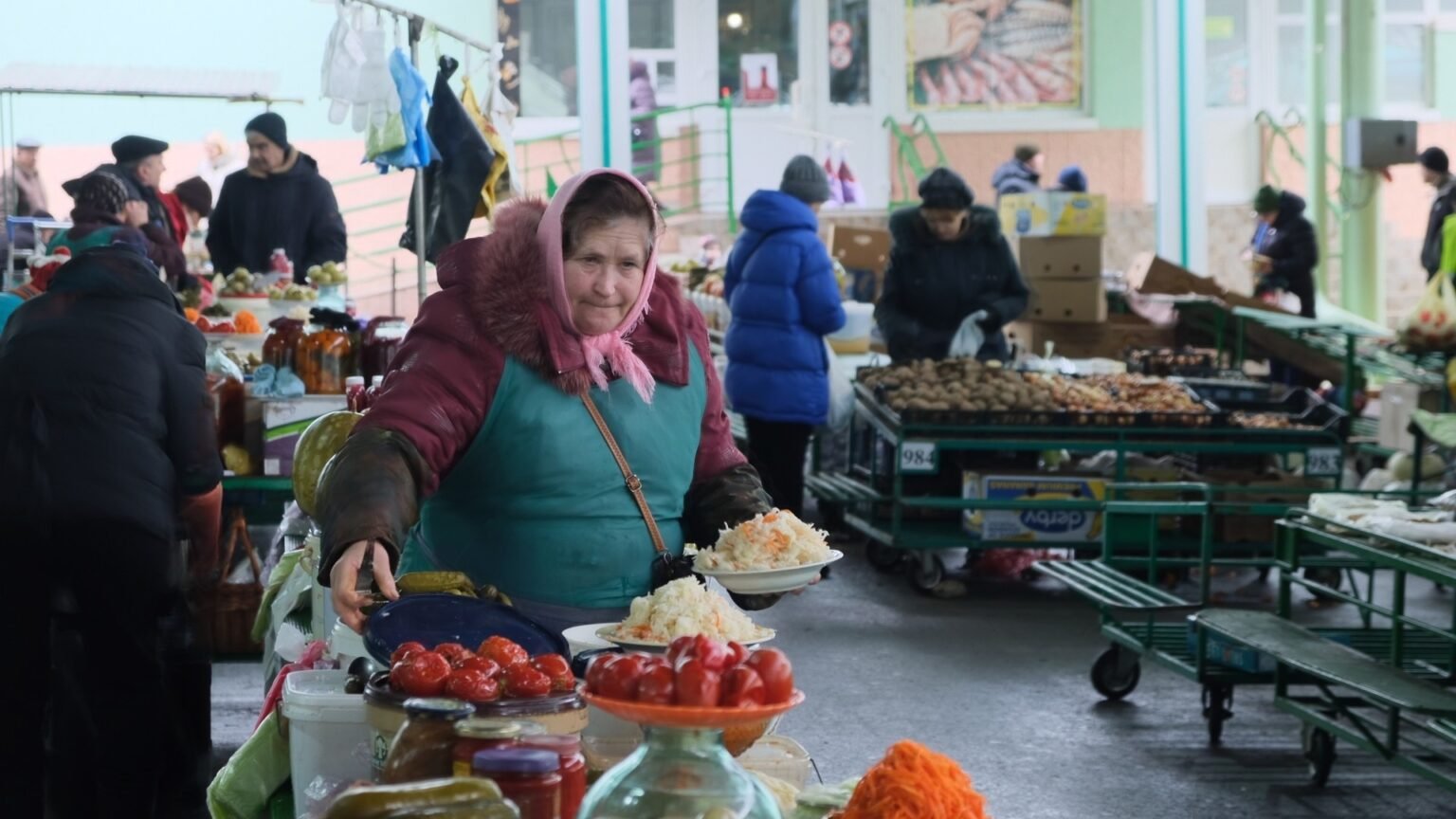 Продавщица на центральном рынке Тирасполя торгует соленьями и квашеной капустой